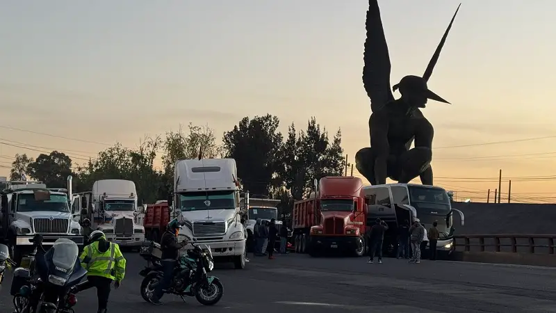 Camioneros bloquean las principales carreteras de México para protestar por el impago de las facturas del gobierno
