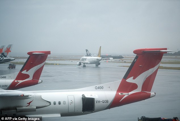 Las tormentas masivas azotaron Sydney el domingo por la tarde, provocando retrasos en los vuelos de salida (en la foto, una fotografía de archivo de aviones en el aeropuerto de Sydney)