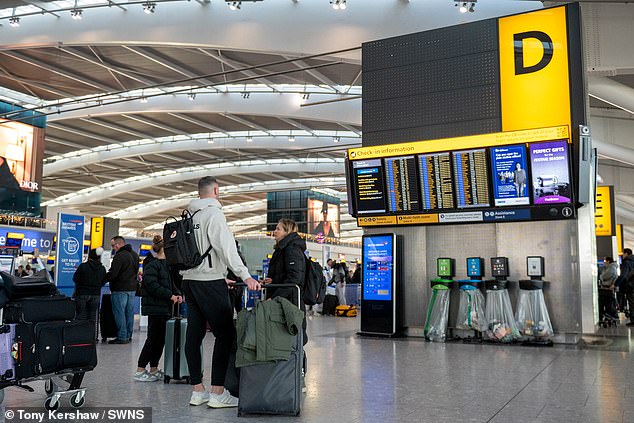 Cientos de pasajeros se enfrentan al caos en los viajes navideños, ya que se cancelan 90 vuelos desde el aeropuerto de Heathrow y se retrasan 200 más en medio de advertencias meteorológicas por fuertes vientos.