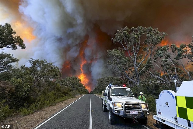 Al menos tres casas y casi una docena de dependencias han sido destruidas por un gran incendio forestal en los Montes Grampianos desde el sábado.