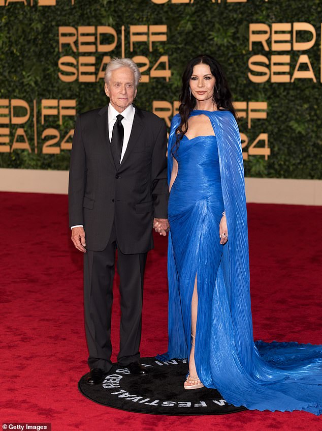 Catherine Zeta-Jones y Michael Douglas lucían tan enamorados como siempre cuando asistieron a la ceremonia de apertura del Festival Internacional de Cine del Mar Rojo el jueves por la noche en Jeddah, Arabia Saudita.