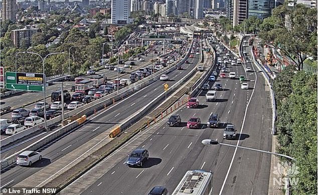 El túnel del puerto de Sídney se cerró al tráfico en dirección sur después de que un camión con sobrepeso se atascara