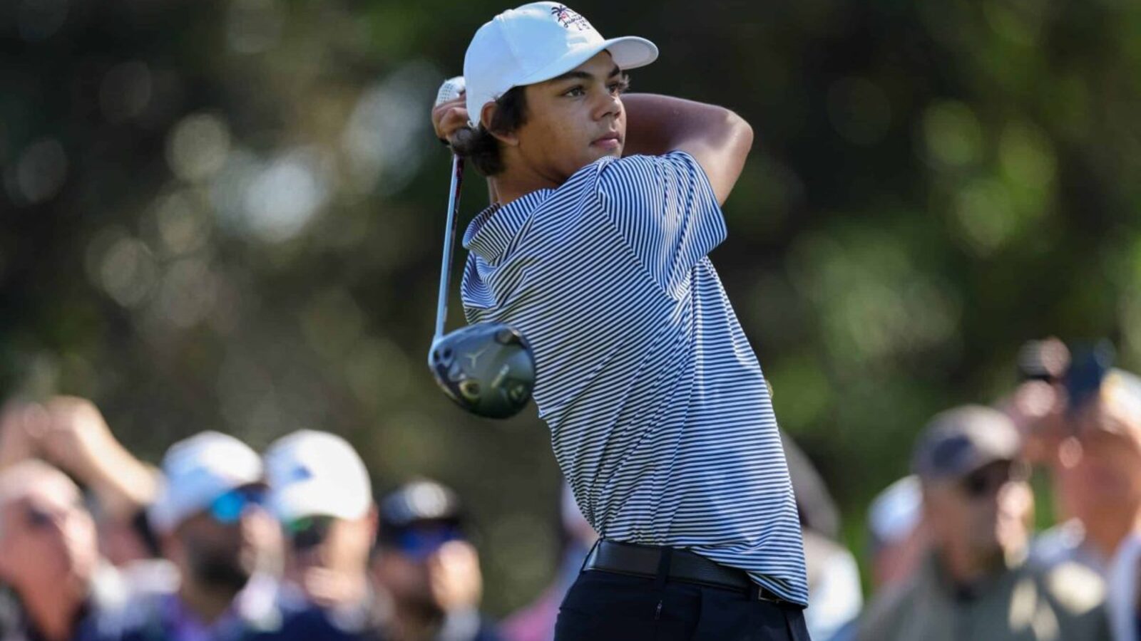 Charlie Woods, hijo de la leyenda del golf Tiger Woods, hace un hoyo en uno; Celebra con papá
