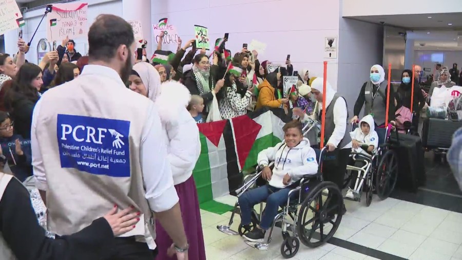 Chicago da la bienvenida a ocho niños de Gaza para recibir tratamiento médico
