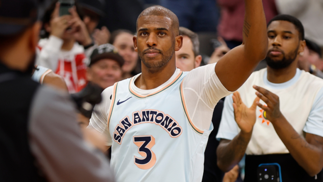 Chris Paul de los Spurs llora durante el discurso después de superar a Jason Kidd en la lista de asistencias de todos los tiempos de la NBA
