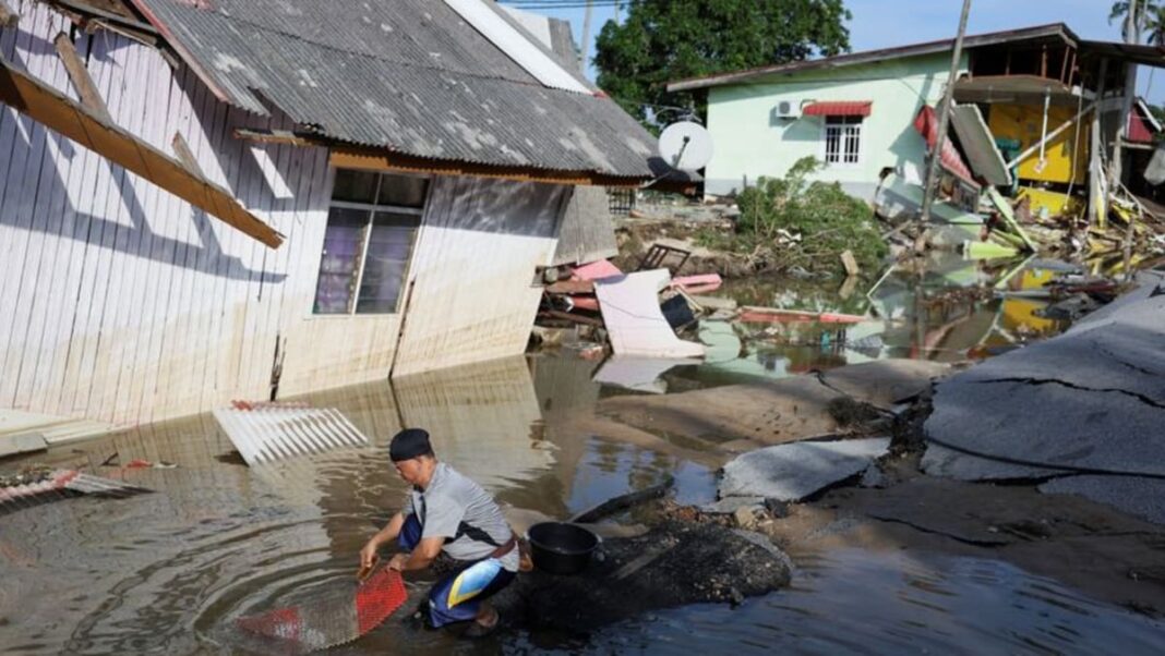 Comienza la limpieza en las ciudades de Malasia afectadas por seis meses de lluvia en cinco días
