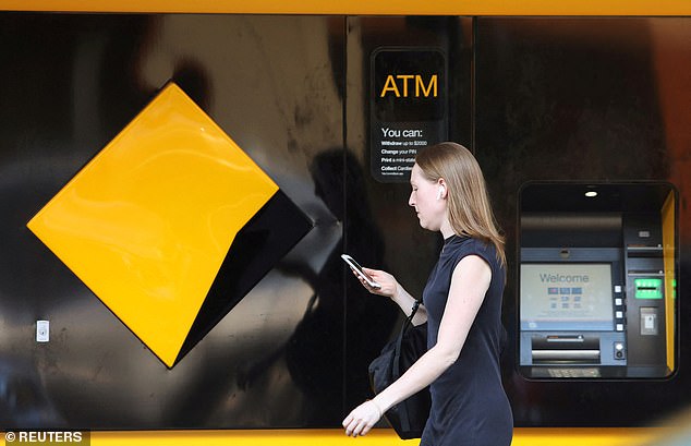 Commonwealth Bank ha dicho a sus clientes que deberán pagar una tarifa para retirar efectivo en una sucursal.