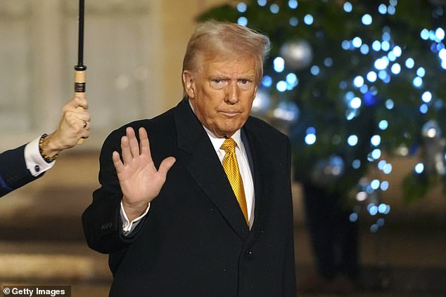 Donald Trump fotografiado el 7 de diciembre después de reunirse con el presidente francés Emmanuel Macron y asistir a la reapertura de la Catedral de Notre-Dame en París.