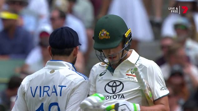 En la foto: El momento en que Virat Kohli golpea con el hombro a Sam Konstas mientras el joven de 19 años corría a unos impresionantes 60 en su debut en la prueba del Boxing Day.