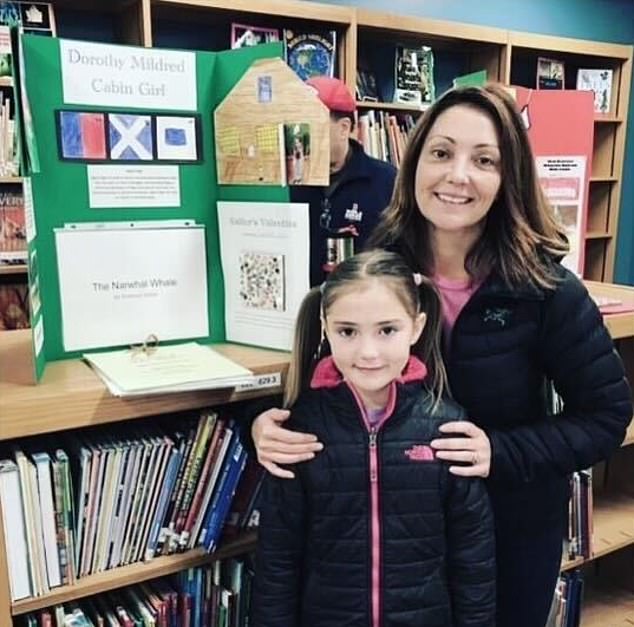 Jody Baldwin Stone, en la foto con su hija menor, dijo que el sistema educativo estadounidense está fallando a sus estudiantes, especialmente a aquellos con problemas de aprendizaje.