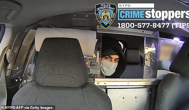 Nuevas imágenes publicadas por la policía de Nueva York muestran al sospechoso buscado en relación con el tiroteo del director ejecutivo de UnitedHealthcare, Brian Thompson, capturado por imágenes de la cámara del tablero de un taxi.