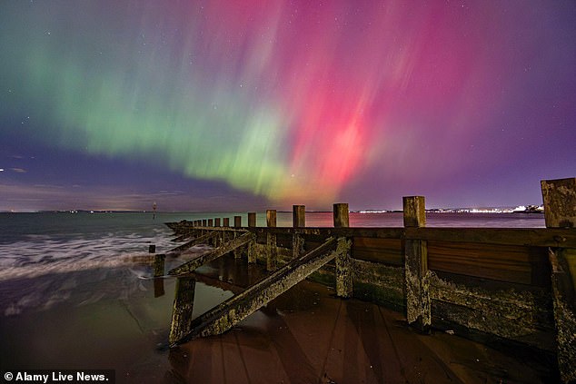 La aurora boreal será visible en gran parte del Reino Unido esta noche, según reveló la Oficina Meteorológica. En la foto: La aurora boreal sobre Portobello, cerca de Edimburgo, en octubre