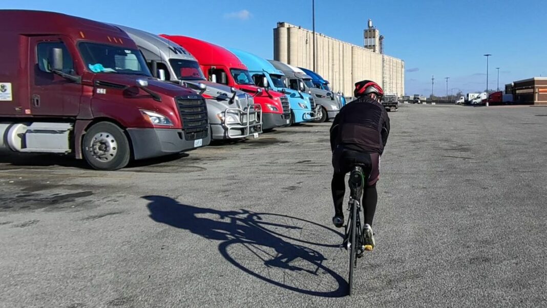 Conozca al camionero de larga distancia que registró más de 600 horas en bicicleta este año
