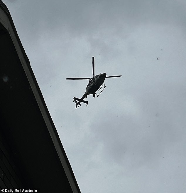 Los residentes de Cromer, en las playas del norte de Sydney, informaron haber visto un helicóptero de la policía (en la foto) volando sobre sus cabezas, así como agentes con chalecos antibalas el sábado.