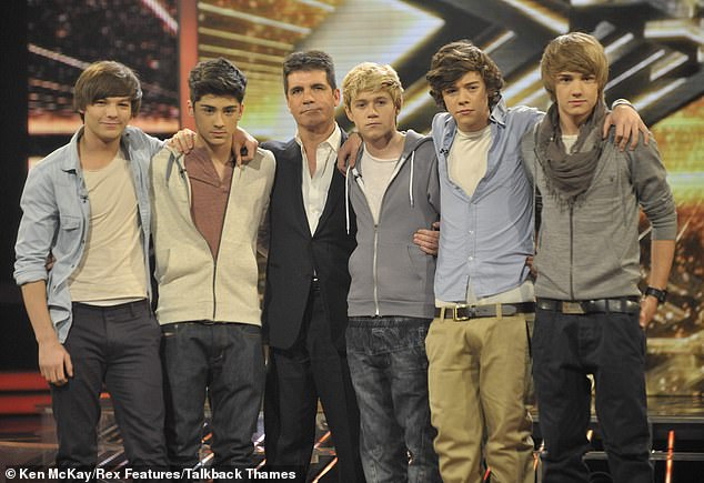 One Direction fue dirigido por Simon Cowell después de que encontraron fama en The X Factor en 2010. En la foto, desde la izquierda, Louis Tomlinson, Zayn Malik, Cowell, Niall Horan, Harry Styles y Liam Payne.