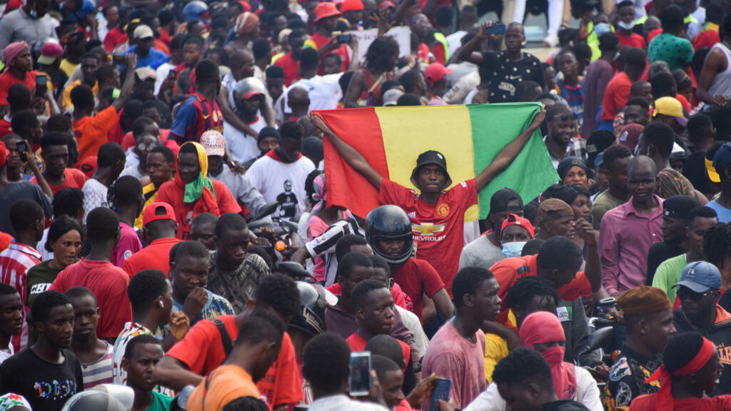 Decenas de muertos en enfrentamientos entre aficionados rivales en un partido de fútbol en Guinea
