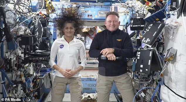 Los astronautas Suni Williams (izquierda) y Butch Wilmore (derecha) solo debían pasar una semana en el espacio, pero ahora les han dicho que su insoportable espera durará al menos otro mes.