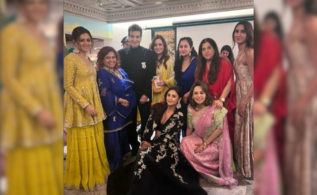 Dentro de la celebración del 50 aniversario de bodas de Jeetendra y Shobha Kapoor. Cortesía: Krystle Dsouza
