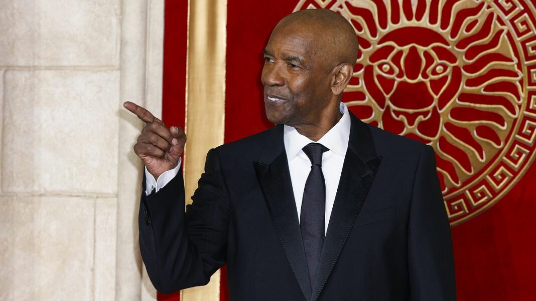 Denzel Washington se bautiza y recibe licencia de ministro 
