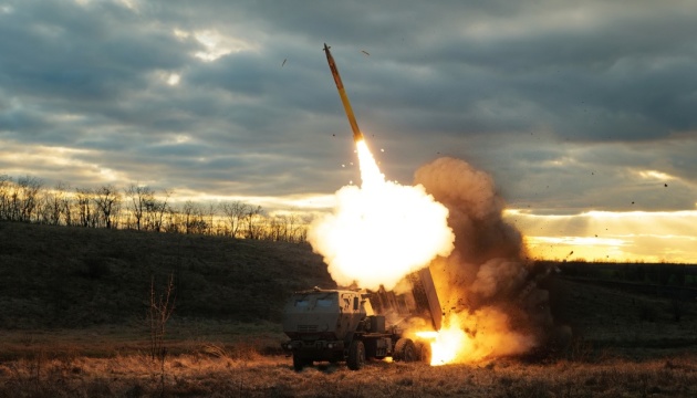 Depósito de municiones ruso alcanzado por ataque HIMARS en Yenakiyevo, región de Donetsk
