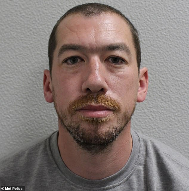 Craig Dorney, de 35 años, de Duncombe Hill, Lewisham, fue encontrado por la mujer en otro taxi desmayado en Lewisham.