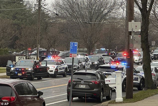 El jefe de policía de Madison, Shon Barnes, dijo que alrededor de las 10:57 am los agentes respondieron a las llamadas de un tirador activo.