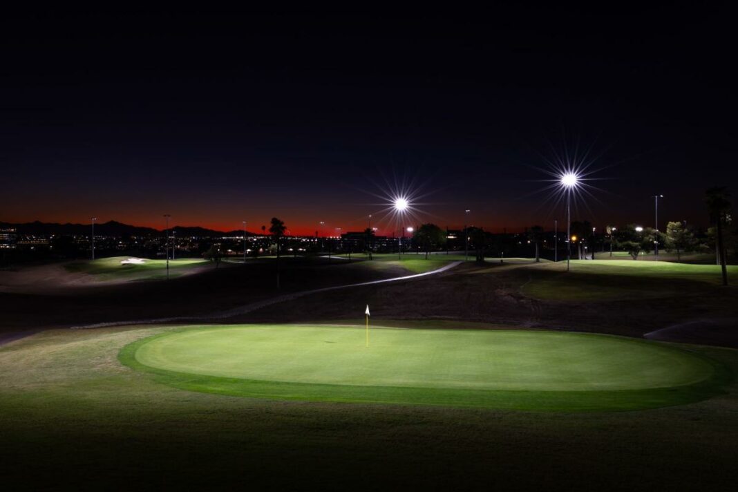 El Campeonato de la Liga Grass de par 3, de alto riesgo, cuenta con golfistas profesionales, un jugador de la LPGA, un ex lanzador de la MLB y música en vivo.
