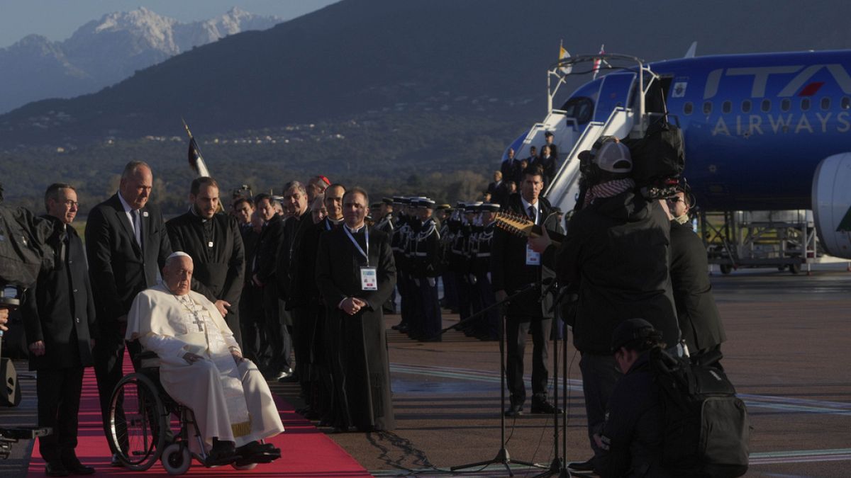 El Papa Francisco visita por primera vez la isla francesa de Córcega
