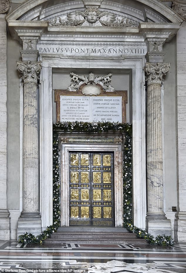 San Pedro está considerado uno de los lugares más sagrados del cristianismo. Su construcción se inició en el siglo IV cuando el emperador romano Constantino decide construir una basílica donde había sido enterrado el apóstol.