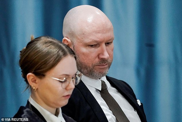 A Anders Behring Breivik, de 45 años, se le negó la libertad condicional después de matar a 77 personas en dos ataques en 2011. En la foto: Breivik y el abogado Marte Lindholm asisten a una audiencia judicial en la prisión de Ringerike, en Tyristrand, Noruega, el 8 de enero de 2024.