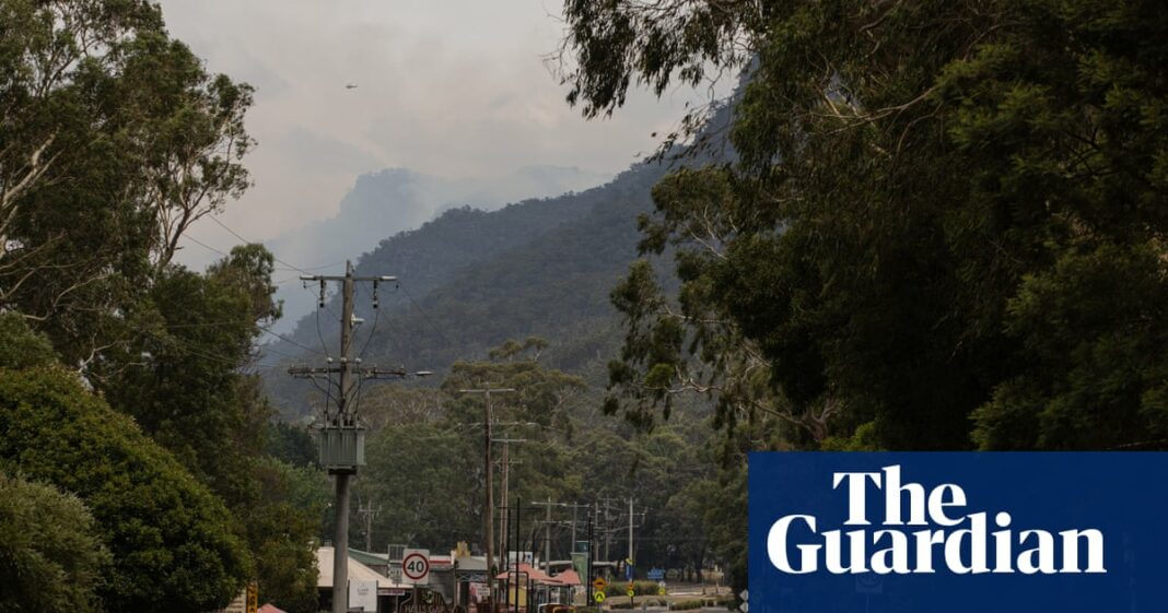 El clima templado del fin de semana brinda alivio a los bomberos después de que las casas se perdieron en los incendios forestales de Grampians
