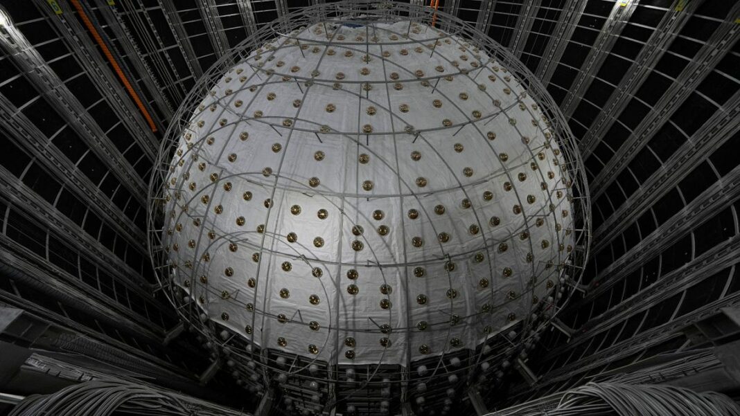 El detector subterráneo en China espera resolver el misterio del universo
