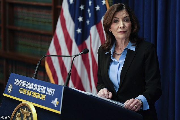 La gobernadora de Nueva York, Kathy Hochul, criticó la torpe respuesta de la administración Biden a la crisis que arrasa la costa este y le dijo a la Casa Blanca que el extraño episodio 