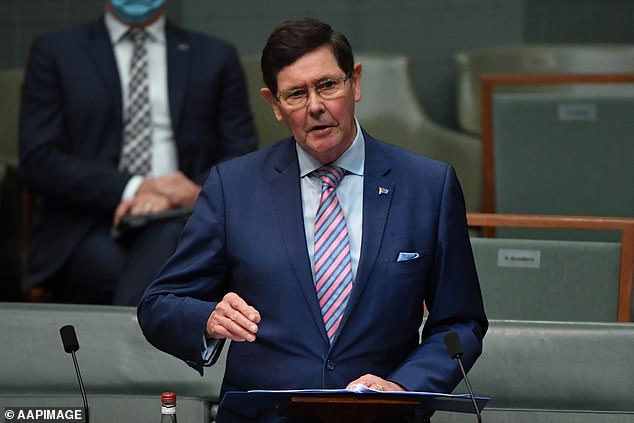 El miembro liberal de Menzies Kevin Andrews murió pacíficamente durante la noche. Aparece en la foto durante su discurso de despedida en la Cámara de Representantes en Canberra en marzo de 2022.