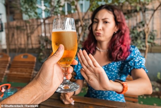 Para aquellos con intolerancia al alcohol, lo que comienza como un trago nocturno puede provocar rápidamente dolores de cabeza y náuseas.