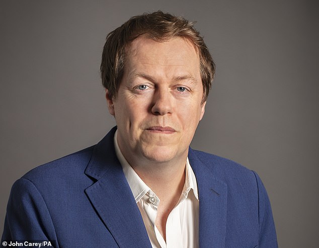 El crítico gastronómico Tom Parker Bowles, de 49 años, en la foto, dijo que planeaba pasar su primera Navidad en Sandringham a finales de este mes mientras Camilla se recupera de un ataque de neumonía y en medio de la batalla del rey Carlos contra el cáncer.