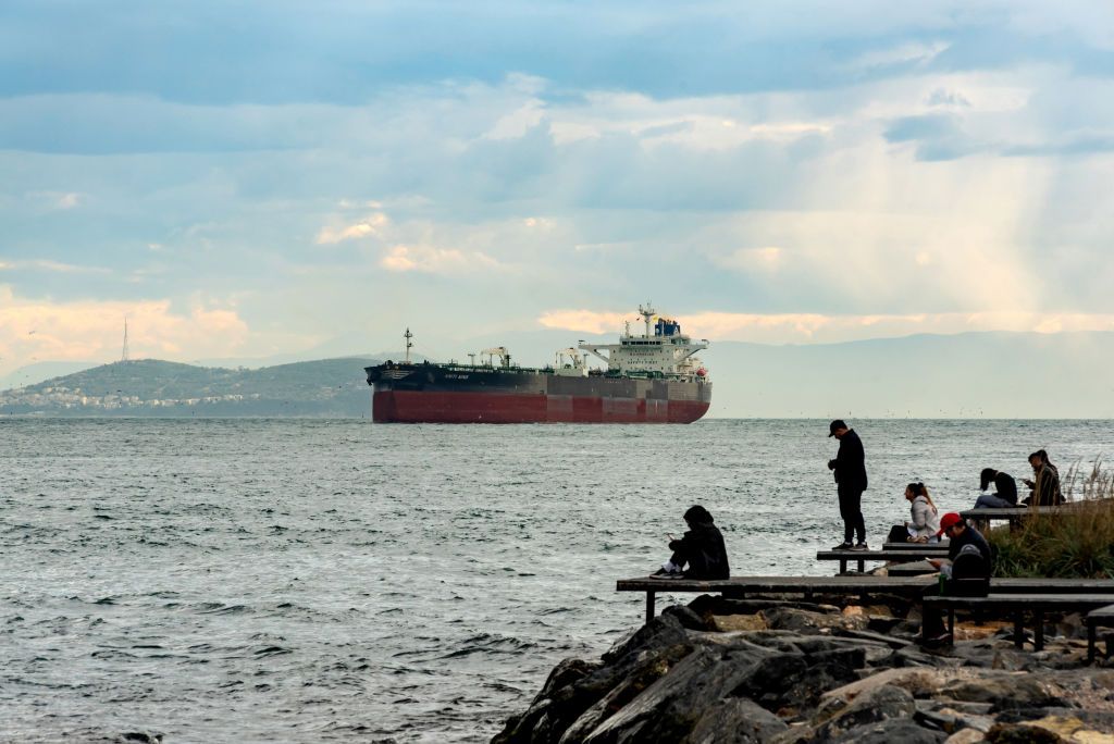 El hundimiento de dos petroleros rusos puede causar "impactos ambientales significativos", advierte Greenpeace
