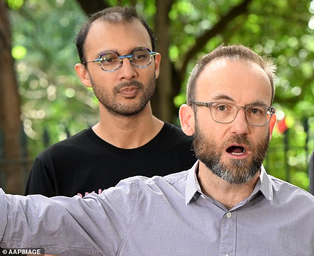 El ex concejal de los Verdes de Brisbane y candidato a alcalde de Brisbane, Jonathan Sriranganathan (en la foto a la izquierda con el líder de los Verdes, Adam Bandt)