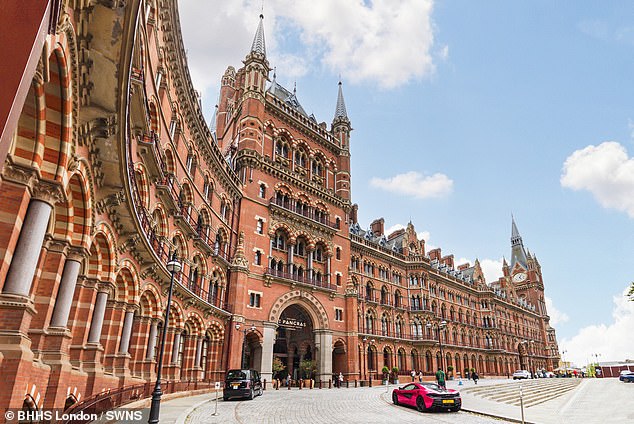 El impresionante ático donde las Spice Girls filmaron el vídeo musical de Wannabe está a la venta por £8,5 millones. La extensa plataforma se encuentra en London St Pancras y cuenta con techos de seis metros de altura y hermosas ventanas de estilo gótico.