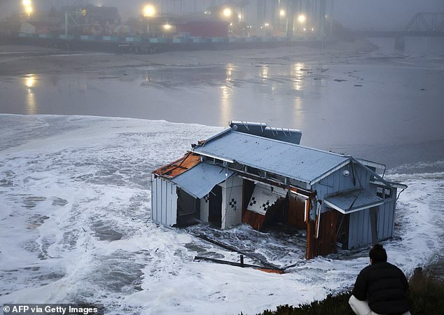 El restaurante Dolphin y los baños al borde del muelle fueron arrojados al agua tras el derrumbe.