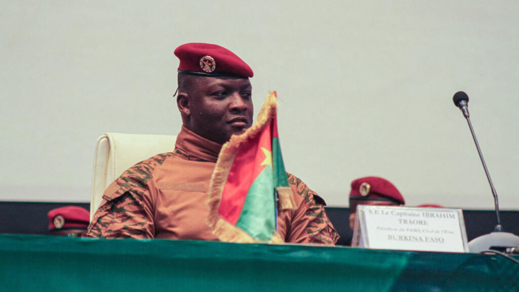 El jefe de la junta de Burkina Faso destituye al primer ministro y disuelve el gobierno
