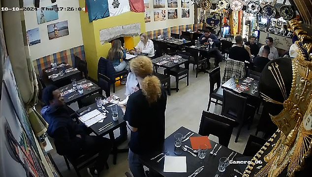 Impactantes imágenes de CCTV muestran el momento en el que un presunto 'dine and dasher' huye de un restaurante mexicano