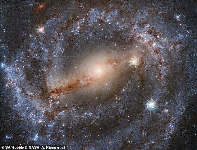 Los científicos afirman haber resuelto el misterio de la energía oscura al mostrar por qué no necesitamos esta extraña fuerza para explicar la expansión del Universo. Estos hallazgos se basaron en observaciones de supernovas en galaxias como NGC 5643 (en la foto)