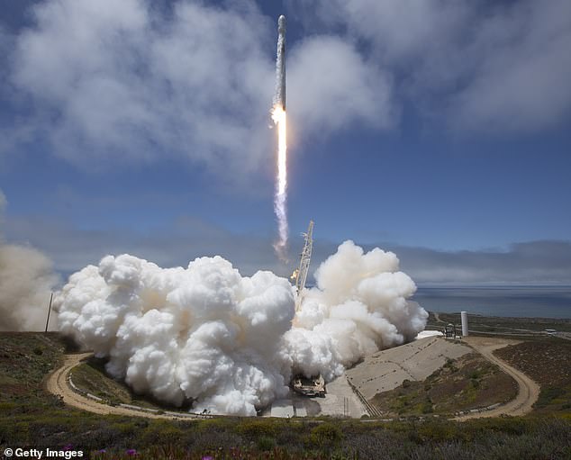 Un hombre de California ha sido arrestado por supuestamente volar un dron sobre la Base de la Fuerza Espacial Vandenberg, que el gobierno de EE. UU. utiliza para lanzar naves espaciales y realizar pruebas de misiles.