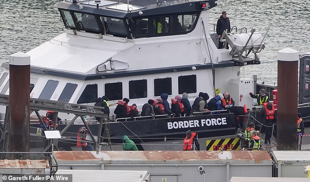 Un grupo de personas que se cree que son inmigrantes son llevadas a Dover, Kent, desde un barco de la Fuerza Fronteriza luego de un incidente con una pequeña embarcación en el Canal de la Mancha el miércoles.