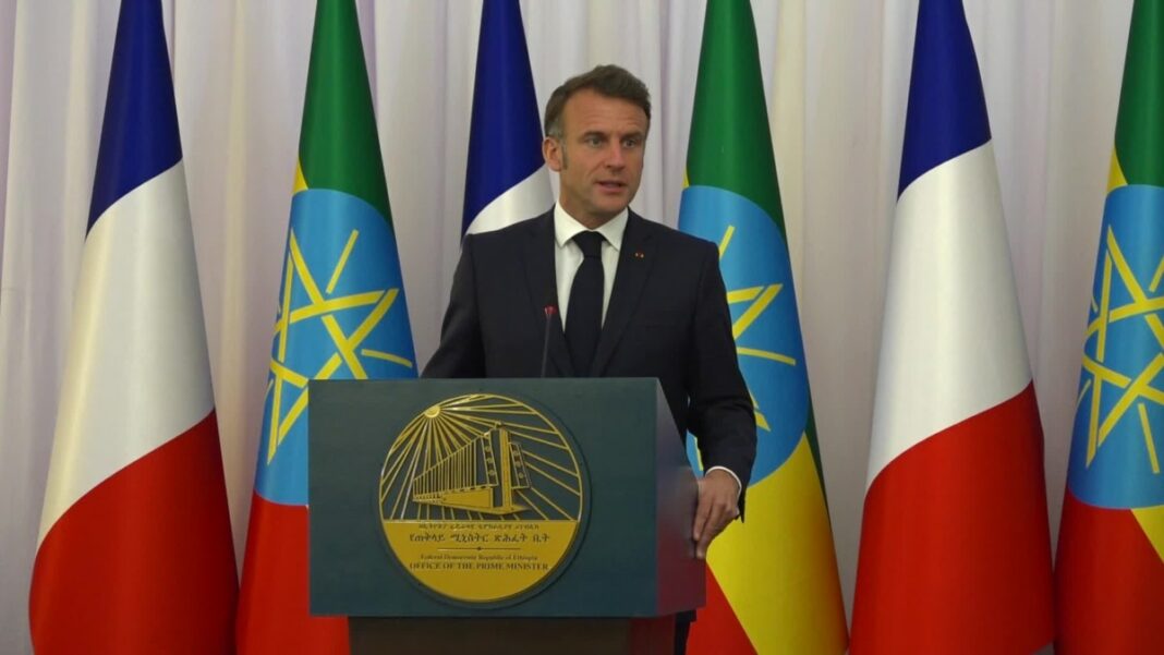 El presidente francés, Emmanuel Macron, hablando en una conferencia de prensa conjunta en Addis Abeba el 21 de diciembre de 2024.
