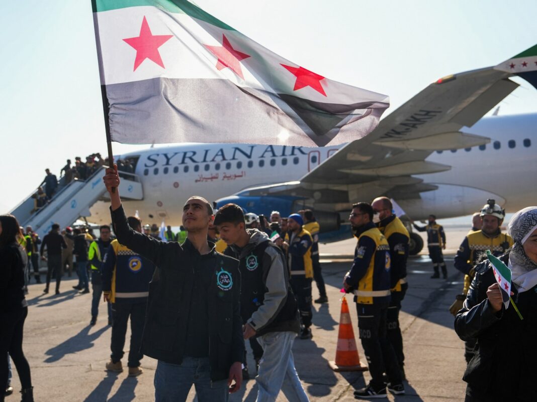 El primer vuelo sirio despega del aeropuerto de Damasco desde la caída de Assad
