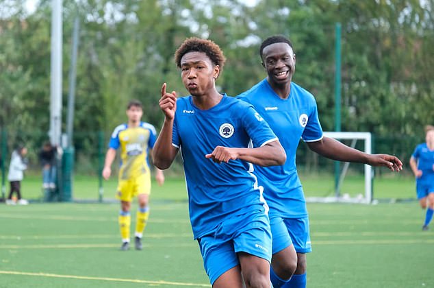 Se han rendido homenajes a Kaylen Dennis, futbolista de 17 años de la selección sub-23 del Walthamstow FC que falleció durante un partido el fin de semana.