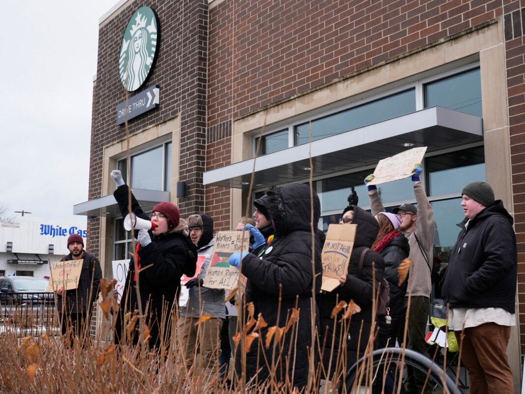 El sindicato de trabajadores de Starbucks se declara en huelga en ciudades de EE.UU.
