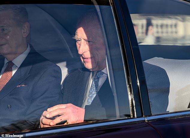 El rey Carlos III asiste ayer a un almuerzo de Navidad en el Palacio de Buckingham para la Familia Real